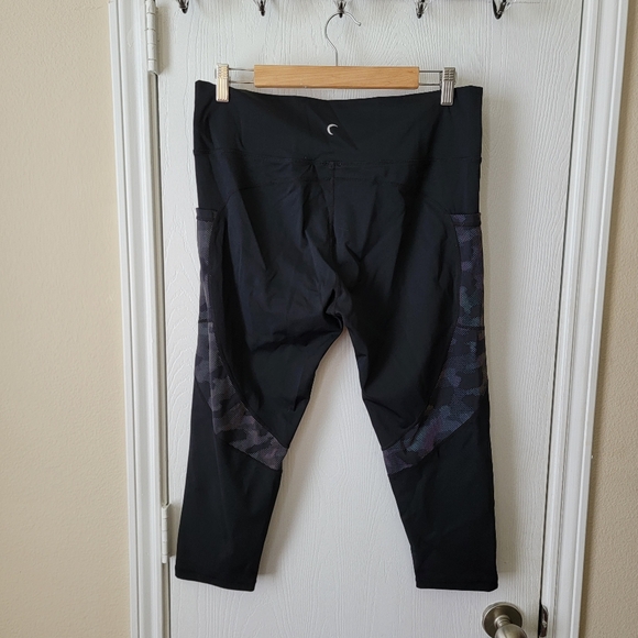 Zyia Black Camo Reflective Pocket Capri - Picture 6 of 9